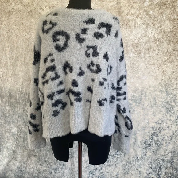 🪩Cozy Leopard Print Sweater - Picture 2 of 5